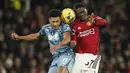 Pemain MU, Kobbie Mainoo (kanan), berhasil meredam pergerakan penyerang Aston Villa, Ollie Watkins dalam pertandingan pekan ke-19 Liga Inggris 2023/2024 yang berlangsung di Old Trafford, Rabu (27/12/2023). (AP Photo/Dave Thompson)