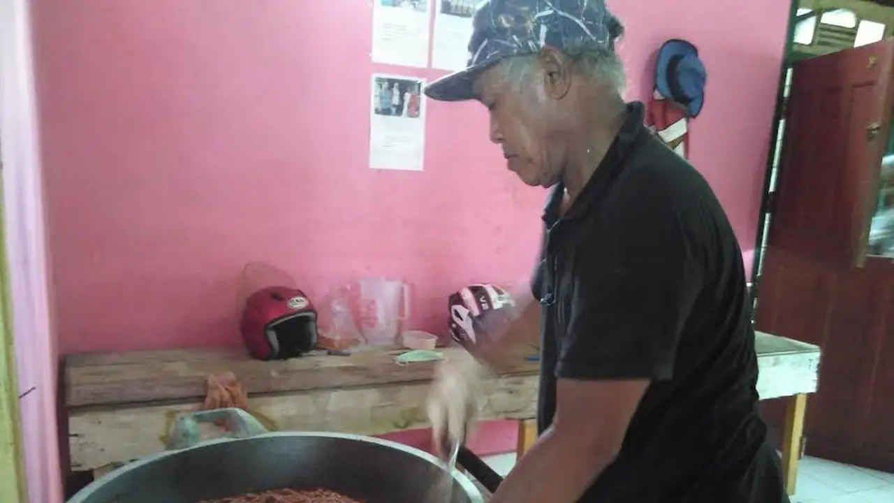 Hadianto pun dikenal sebagai pencetus fermentasi terasi udang rebon sehingga memiliki cita rasa spesial. (Liputan6.com/Fiki Ariyanti)