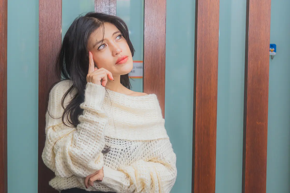 wanita februari tentang overthinking