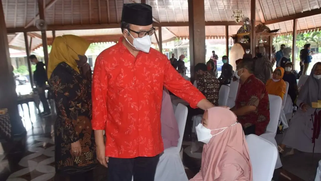 Bupati Banyumas menyerahkan bantuan untuk 187 anak yatim, piatu dan yatim piatu yang orangtuanya meninggal karena Covid-19. (Foto: Liputan6.com/Humas Pemkab Banyumas)