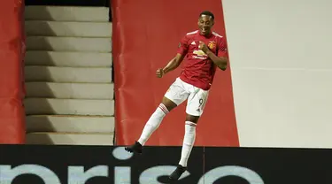 Penyerang Manchester United, Anthony Martial berselebrasi usai mencetak gol ke gawang LASK pada pertandingan leg kedua babak 16 besar Liga Europa di Stadion Old Trafford, Inggris (6/8/2020). MU menang 2-1 atas LASK dan melaju ke perempat final.  (AP Photo/Dave Thompson)