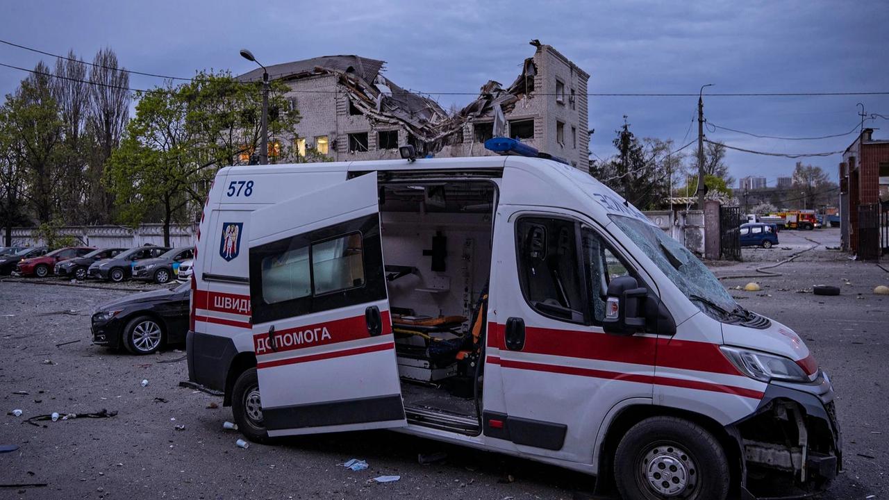 FOTO: Serangan Rusia Picu Kebakaran Hebat  dan Korban Jiwa di Kyiv