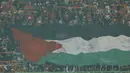Suporter Persija, The Jakmania, mengibarkan bendera Palestina saat melawan Bhayangkara FC pada laga Liga 1 di Stadion Patriot Bekasi, Jawa Barat, Sabtu (29/7/2017). Persija menang 1-0 atas Bhayangkara FC. (Bola.com/M Iqbal Ichsan)