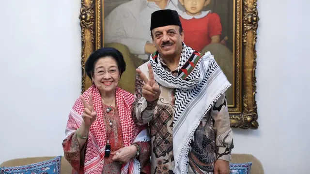 Dubes Palestina Selempangkan Kafiyeh Merah ke Megawati