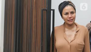 Aktris Nikita Mirzani memberikan keterangan pers di kediamannya, Jakarta, Rabu (15/6/2022). Nikita Mirzani menjelaskan penjemputan paksa oleh pihak kepolisian Polresta Serang terkait kasus pelanggaran UU ITE dan pencemaran nama baik. (Liputan6.com/Herman Zakharia)