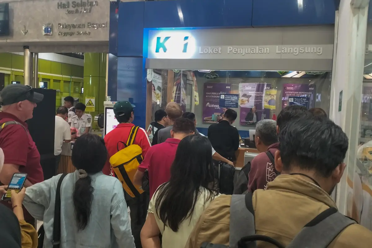 Penumpang kereta api jarak jauh di Stasiun Gambir memilih refund, namun ada yang tetap menunggu.