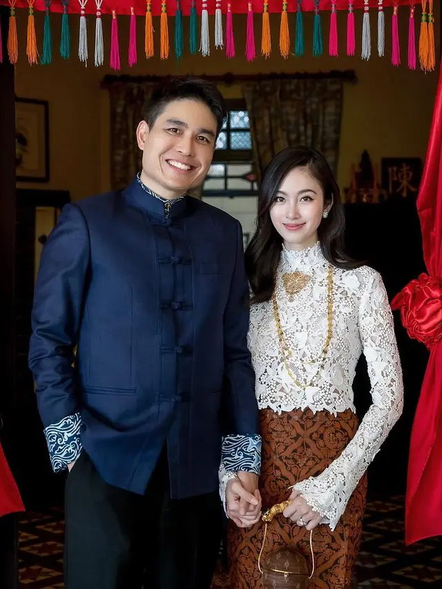 5 Pesona Nong Poy Kenakan Baju Lace dan Kain Batik khas Negaranya saat Hadiri Acara Asosiasi Peranakan Thailand