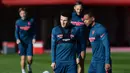 Bek Sevilla, Joris Gnagnon (kanan) mengikuti sesi latihan sebelum menjamu Chelsea pada matchday kelima Grup E Liga Champions, di sport City di Seville pada Selasa (1/12/2020). Pertandingan antara Sevilla kontra Chelsea nanti akan menjadi laga perebutan gelar juara grup E. (CRISTINA QUICLE /AFP)