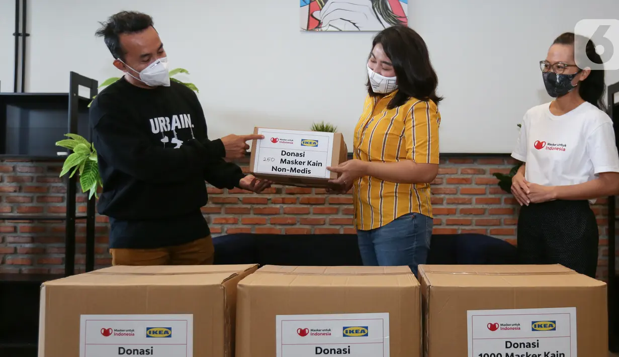 IKEA Indonesia mendonasikan 11.250 masker kain non medis kepada Indonesia Kuat dan Indonesia Creative Cities Network sebagai upaya untuk menghambat penyebaran Covid-19 di Jabodetabek dan membantu korban banjir di Jawa Barat. (Liputan6.com/Fery Pradolo)