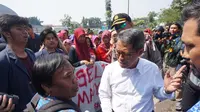 Rektor Unpad Tri Hanggono Achmad menemui pedemo di gerbang Rektorat Unpad, Jalan Dipatiukur, Kota Bandung.