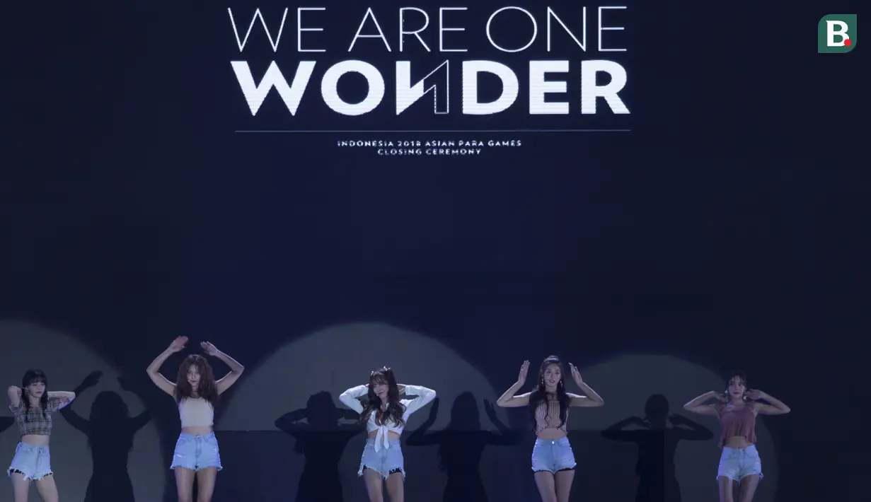 Girlband K-Pop, AOA, tampil pada upacara penutupan Asian Para Games di Stadion Madya Senayan, Jakarta, Sabtu (13/10). (Bola.com/Vitalis Yogi Trisna)