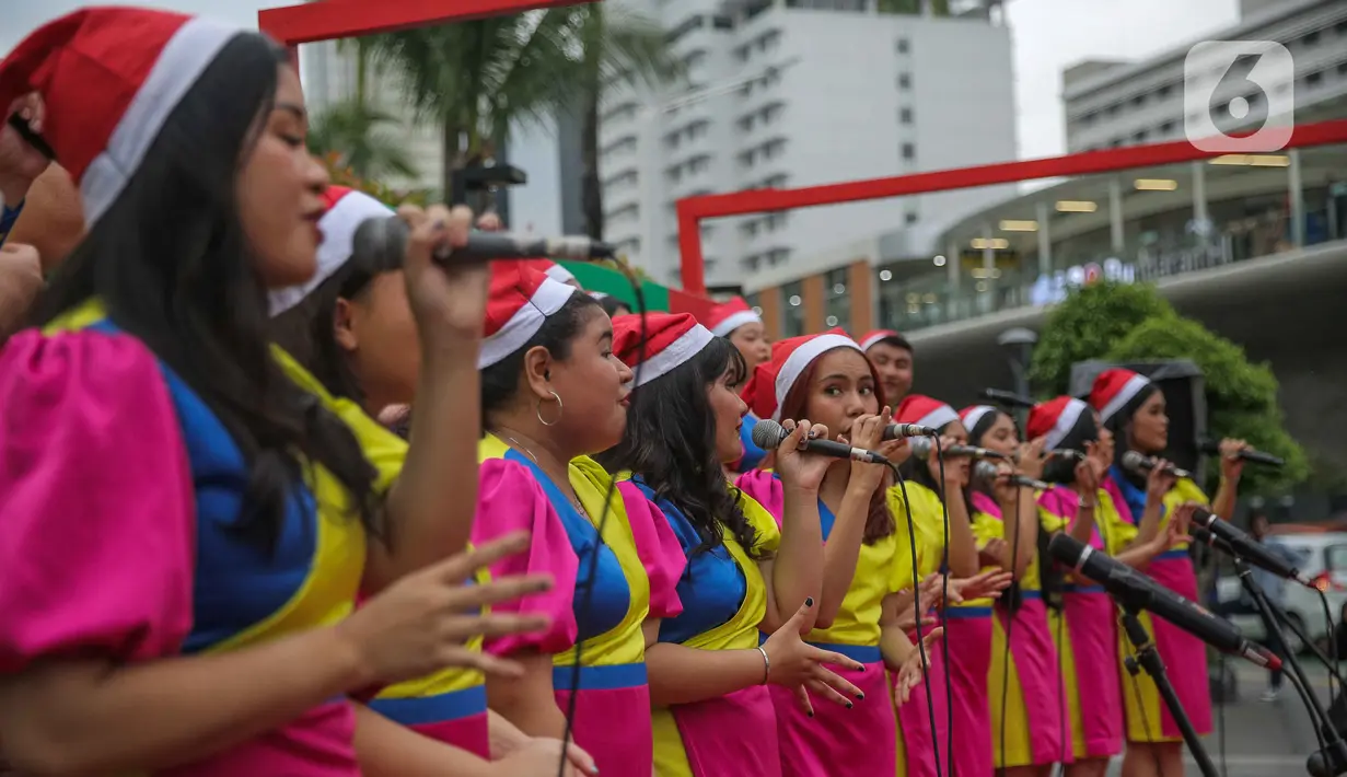 Grup vokal bernyanyi dalam acara Christmas Carol di Kawasan Bundaran HI, Jakarta, Kamis (22/12/2022). Pemerintah provinsi (Pemprov) DKI Jakarta kembali mengadakan Christmas Carol untuk merayakan Natal di Ibu Kota. Pagelaran ini diadakan mulai Rabu (21/12) hingga Jumat (23/12) dari pukul 15.30-17.30 WIB yang diselenggarakan di tiga titik, seperti Terowongan Kendal, kawasan Bundaran HI, dan Kota Tua. (Liputan6.com/Faizal Fanani)