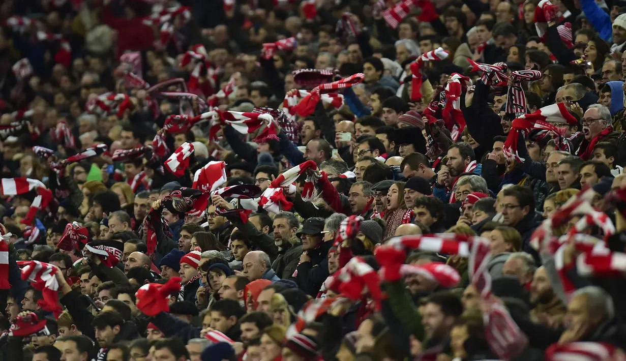 Para suporter Athletic Bilbao merayakan gol kemenangan atas Barcelona. Selanjutnya, Barcelona akan menjamu Athletic Bilbao pada pertandingan leg kedua, di Camp Nou, Kamis (12/1/2017). (AP/Alvaro Barrientos)