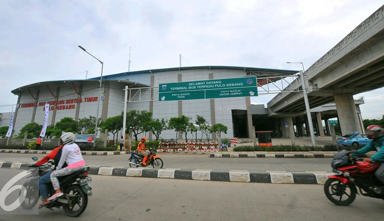 Pemandangan dari luar gedung terminal terpadu Pulo Gebang, Jakarta, Selasa (27/12). Perbaikan fasilitas di Terminal Pulogebang, Jakarta Timur hingga kini sudah mencapai 90 persen. (Liputan6.com/Angga Yuniar)