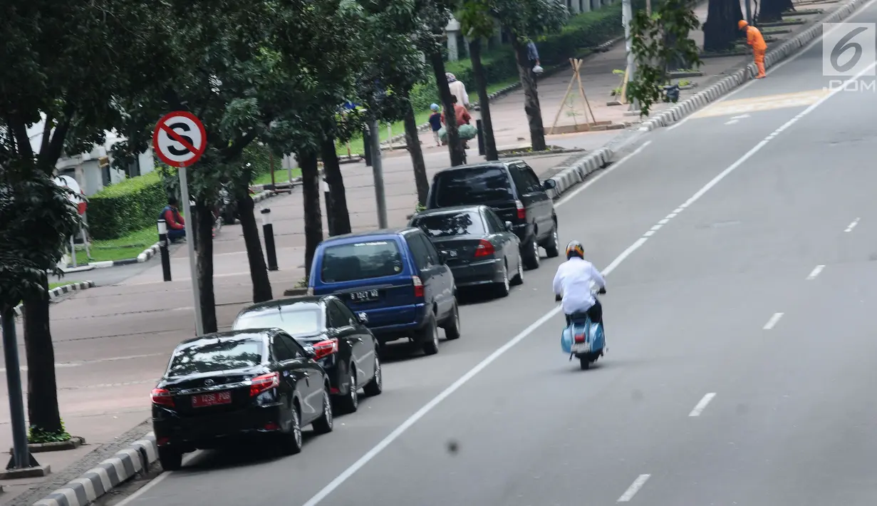 Sejumlah mobil parkir di jalur khusus motor di sekitar Jalan Medan Merdeka Barat, Jakarta, Kamis (1/3). Hal ini membuat pengendara sepeda motor kesulitan menggunakan jalur tersebut dan menggunakan lajur mobil. (Liputan6.com/Helmi Fithriansyah)