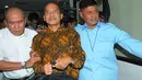Budi Mulya tampak dikawal usai menjalani sidang perdana di Pengadilan Tipikor, Jakarta (Liputan6.com/Herman Zakharia)