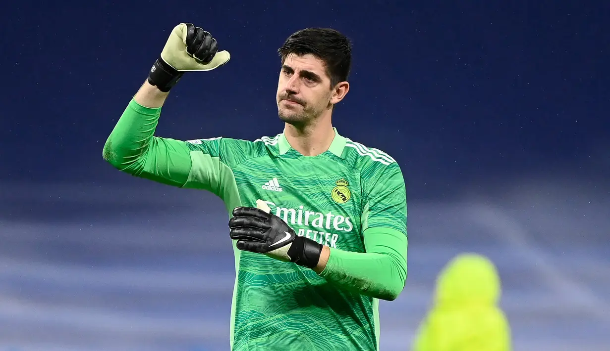 Thibaut Courtois. Kiper yang kini memperkuat Real Madrid ini dahulunya adalah seorang bek kiri. Ia menjadi bek kiri di klub masa kecilnya, Bilzen V.V. Debut sebagai kiper terjadi saat berusia 7 tahun ketika memperkuat Racing Genk. (AFP/Pierre-Philippe Marcou)
