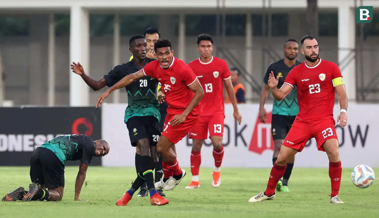 Pemain Timnas Indonesia, Ricky Kambuaya berebut bola dengan pemain Tanzania, Yusuph Ally Kagoma saat laga persahabatan yang berlangsung di Stadion Madya, Senayan, Jakarta, Minggu (02/06/2024). (Bola.com/Abdul Aziz)