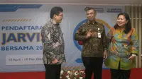 Kepala Badan Pengembangan Sumber Daya Manusia Industri (BPSDMI) Kemenperin Masrokhan (tengah) berbincang dengan Kepala Pusat Pengembangan Pendidikan Vokasi Industri BPSDMI Kemenperin Emmy Suryandari (kanan) dan Direktur Politeknik Akademi Pimpinan Perusahaan (APP) Amrin Rapi (kiri) di sela peluncuran Jalur Penerimaan Vokasi Industri (JARVIS) 2023 di Politeknik APP Jakarta (10/4/2023). JARVIS merupakan platform hasil inovasi Badan Pengembangan Sumber Daya Manusia Industri Kementerian Perindustrian. (Liputan6.com)