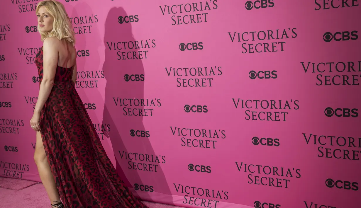 Penyanyi Ellie Goulding berpose saai tiba di Victoria Secret Fashion Show, New York, Amerika Serikat, Selasa (10/11/2015). Ellie Goulding juga akan menyanyikan beberapa lagu dalam acara ini. (REUTERS/Carlo Allegri) 