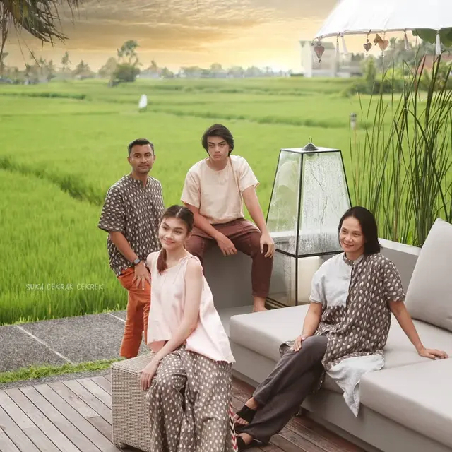6 Momen Pemotretan Keluarga Anjasmara dan Dian Nitami, Seru di Alam Terbuka