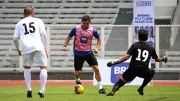 Legenda sepak bola Yunani, Giorgos Karagounis&nbsp;bermain pada acara puncak BRImo Future Garuda yang bertajuk FOURFEO Mini Tournament di Stadion Madya, Jakarta, Kamis (01/06/2023). (Bola.com/Bagaskara Lazuardi)