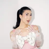 Dengan OOTD yang selalu on point, kamu bisa hadirkan tampilan chic di setiap kesempatan yang terinspirasi dari Christie.