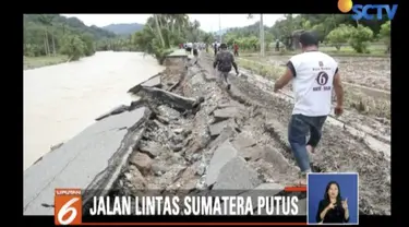 Pengendara yang hendak menuju Sumatera Barat atau sebaliknya menuju arah Medan terpaksa harus menginap dan terus menunggu sampai jalan dapat dilalui.