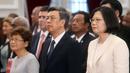 Presiden perempuan pertama Taiwan, Tsai Ing- wen (kanan) bersama Wakil Presiden, Chen Chien - jen mengikuti upacara pelantikan mereka di Istana Kepresidenan di Taipei, Jumat (20/5). (REUTERS/Taipei Photojournalists Association)