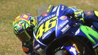 Pebalap Movistar Yamaha, Valentino Rossi, menjadi yang tercepat pada sesi latihan bebas ketiga di sirkuit Mugello. (EPA/Luca Zennaro)