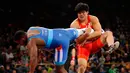 Taiki Yammoto dari Jepang (kanan) saat bertanding melawan Alapajon Estevez dari Kuba selama pertandingan gulat 125 kilogram di Freestyle Wrestling World Cup di Iowa City, Iowa (8/4). (AP Photo/Charlie Neibergall)