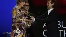 Taylor Swift, Jack Antonoff dan Aaron Dessner menerima penghargaan untuk album of the year untuk "Folklore" pada Grammy Awards tahunan ke-63 di Los Angeles Convention Center (14/3/2021). (AP Photo/Chris Pizzello)