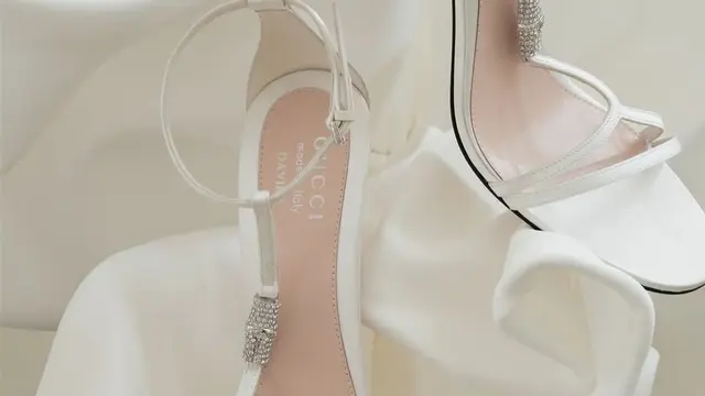Davika Hoorne Resmi Menikah dengan heels Gucci. [@davikah]