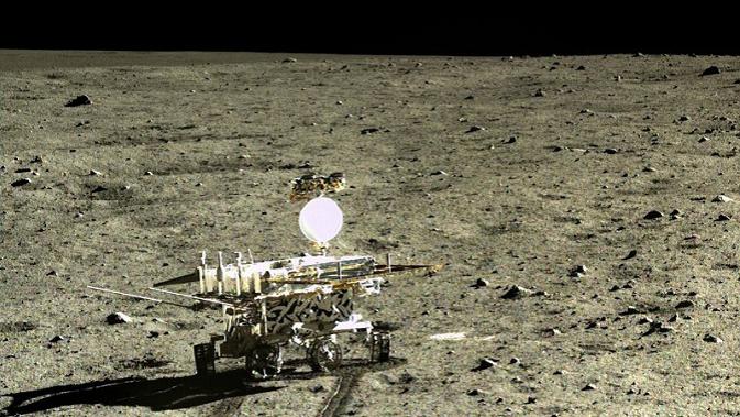 Yutu, rover buatan Tiongkok yang menemukan jenis batuan baru di bulan (sumber: newscientist.com)