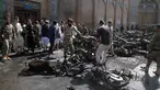 Sejumlah pria memindahkan bangkai motor yang hangus terbakar dalam ledakan bom di luar sebuah masjid bersejarah di kota Herat, Afghanistan, Selasa (6/6). Ledakan ini menyebabkan tujuh orang tewas dan 15 lainnya terluka. (AP Photos/Hamed Sarfarazi)