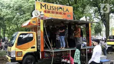 Jamaah melaksanakan ibadah salat di Musala Truck Al-Hijrah di kawasan Universitas Indonesia, Depok, Jawa Barat, Sabtu (1/2/2020). Biasanya modifikasi truck kita lihat sebagai food truck atau toilet namun uniknya truck ini dijadikan tempat beribadah atau musala. (Liputan6.com/Johan Tallo)