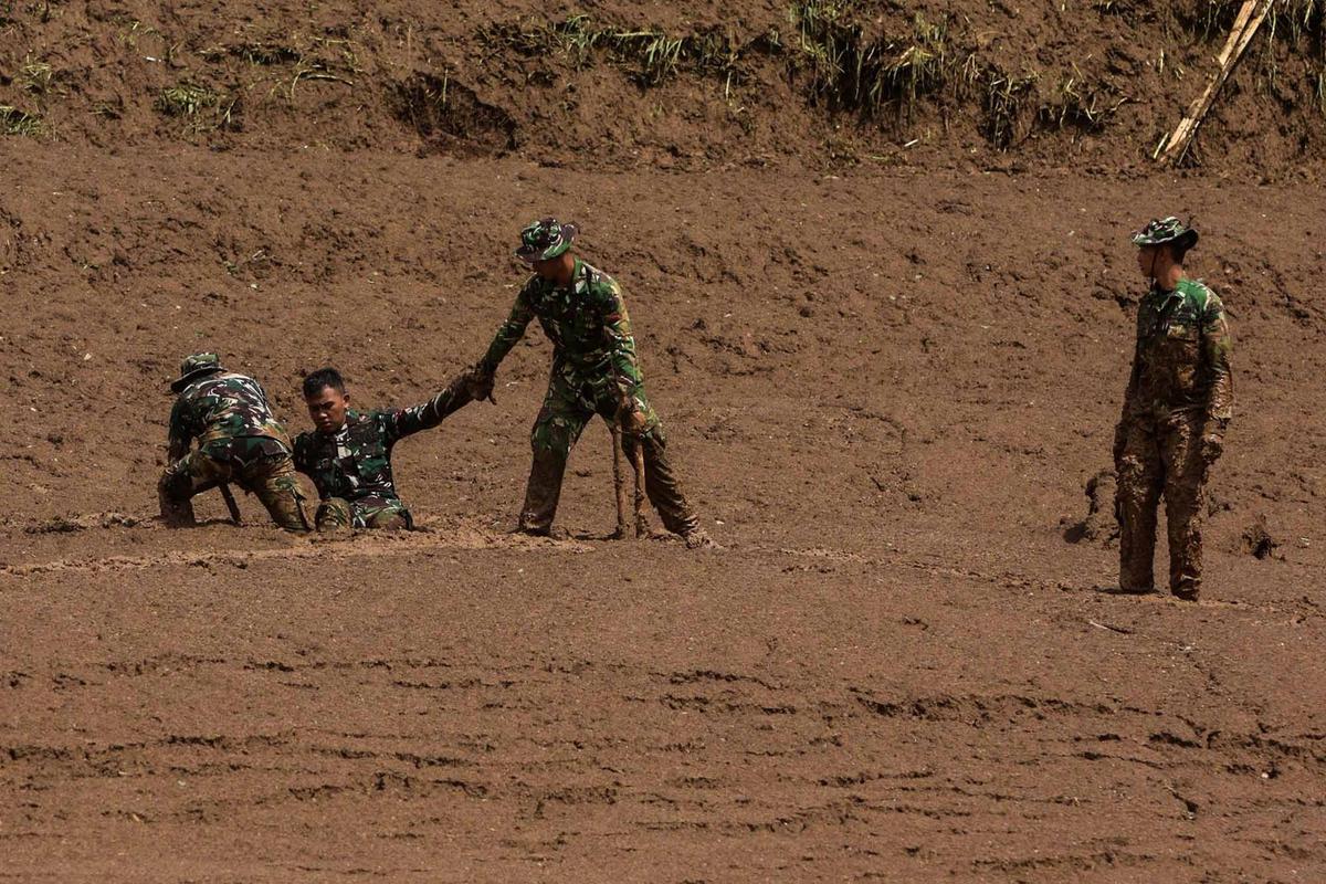 FOTO: Tim SAR Gabungan Intensifkan Pencarian Korban Longsor Pasirlangu