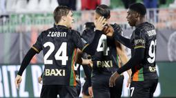 Pemain Venezia, Jay Idzes (tengah) ikut merayakan gol Alessio Zerbin ke gawang Hellas Verona dalam laga lanjutan Liga Italia 2024/2025 di Venice, Italia, Selasa (28/01/2025) dini hari WIB. (AP Photo/LaPresse/Paola Garbuio)