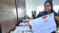 Petugas KPU Musi Banyuasin Sumsel menyeleksi kertas surat suara yang rusak saat proses pelipatan kertas suara di kantor KPU Musi Banyuasin (Liputan6.com / Nefri Inge)