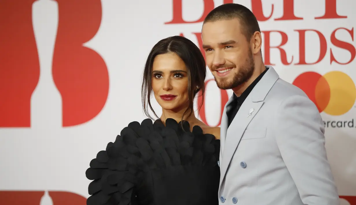 Pasangan penyanyi, Liam Payne dan Cheryl Cole menghadiri karpet merah acara BRIT Awards 2018 di London, Rabu (21/2). Sempat dikabarkan putus, Liam Payne dan Cheryl membuktikan hubungan mereka baik-baik saja dengan hadir bersama. (Tolga AKMEN / AFP)
