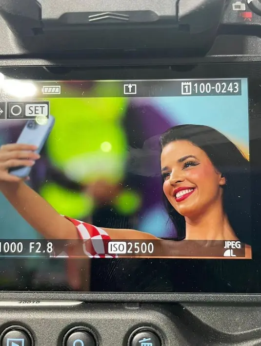 Saat menjadi suporter Piala Dunia 2022, Ivana Knoll datang dengan menggunakan baju seksi kotak-kotak merah dan putih yang terinspirasi dari jersey Kroasia. (FOTO: instagram.com/knolldoll/)
