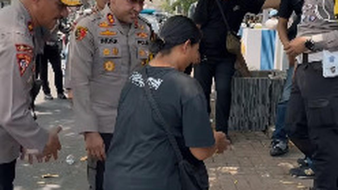 Perwira Polri Ajak Anak Buah Datangi Penjual Keliling