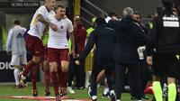 Penyerang AS Roma, Edin Dzeko (dua dari kiri) melakukan selebrasi usai mencetak gol ke gawang AC Milan, pada giornata 7 Liga Italia Serie A 2017-2018, di Stadion San Siro, Milan, Minggu (1/10/2017) malam WIB.  (AFP/Miguel Medina)