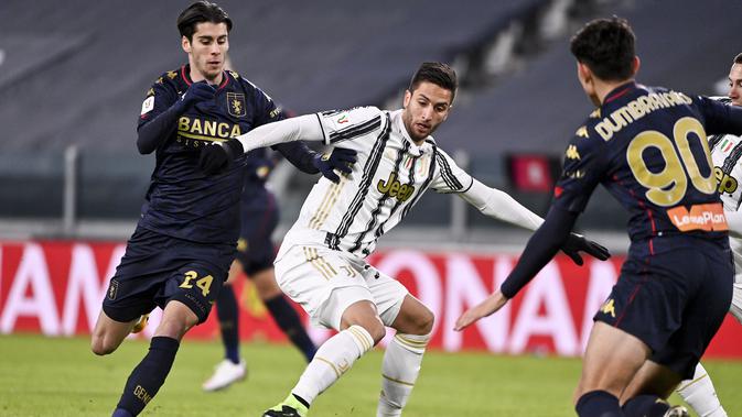 Filippo Melegoni dari Genoa, kiri, dan Rodrigo Bentancur dari Juventus beraksi selama pertandingan sepak bola babak 16 besar Piala Italia di stadion Allianz di Turin, Italia, Rabu, 13 Januari 2021. (Marco Alpozzi / LaPresse via AP )