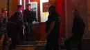 Sejumlah polisi Rusia mengamankan area lokasi penyanderaan di sebuah bank di timur Moskva, Rabu (18/5) malam. Sebelumnya, seorang pelaku membawa pistol mengancam mengaktifkan detonator bom jika tuntutan sejumlah uang tidak diberikan. (Vasily Maximov/AFP)