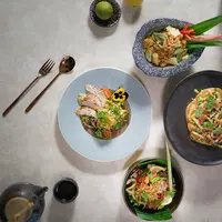 Hidangan peranakan yang merupakan hasil akulturasi ragam makanan Indonesia dan Tiongkok yang diracik oleh koki Indonesia ternama