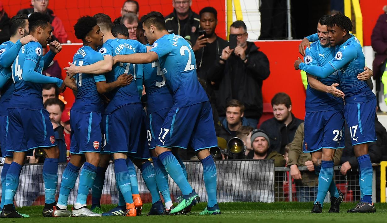 Pemain Arsenal merayakan gol yang berhasil dicetak Henrikh Mkhitaryan ke gawang Manchester United saat pertandingan Liga Inggris di stadion Old Trafford di Manchester (29/4). (AFP/Paul Ellis)