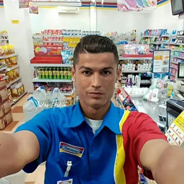 6 Editan Foto Pesepak Bola saat Jadi Pegawai Minimarket Ini Bikin Ngakak