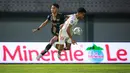 Pemain Dewa United FC, Bhudiar Muhammad Riza (kiri) berebut bola dengan pemain PSM Makassar, Yakob Sayuri saat laga pekan ke-10 BRI Liga 1 2022/2023 antara Dewa United FC melawan PSM Makassar di Stadion Indomilk Arena, Tangerang, Kamis (15/9/2022). (Bola.com/Bagaskara Lazuardi)