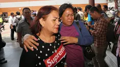 Keluarga penumpang pesawat Lion Air JT 610 mendatangi crisis center di Bandara Soekarno Hatta, Tangerang, Senin (29/10). Pesawat rute Jakarta-Pangkal Pinang tersebut dipastikan jatuh di perairan Tanjung Karawang, Jawa Barat. (Liputan6.com/Fery Pradolo)